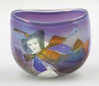 Vase Im Fluge Susanne Precht, Lauscha 1992. Farbloses Glas, mit violettem Opal unterfangen.