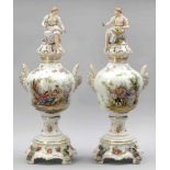 2 Vasen mit durchbrochenen Deckeln auf Konsolen Sächsische Porzellanfabrik zu Potschappel von Carl