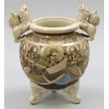 Koro Japan, um 1900. - "Satsuma" - Keramik. Polychrom bemalt. H. 35,5 cm. - Zustand: Deckel fehlt.