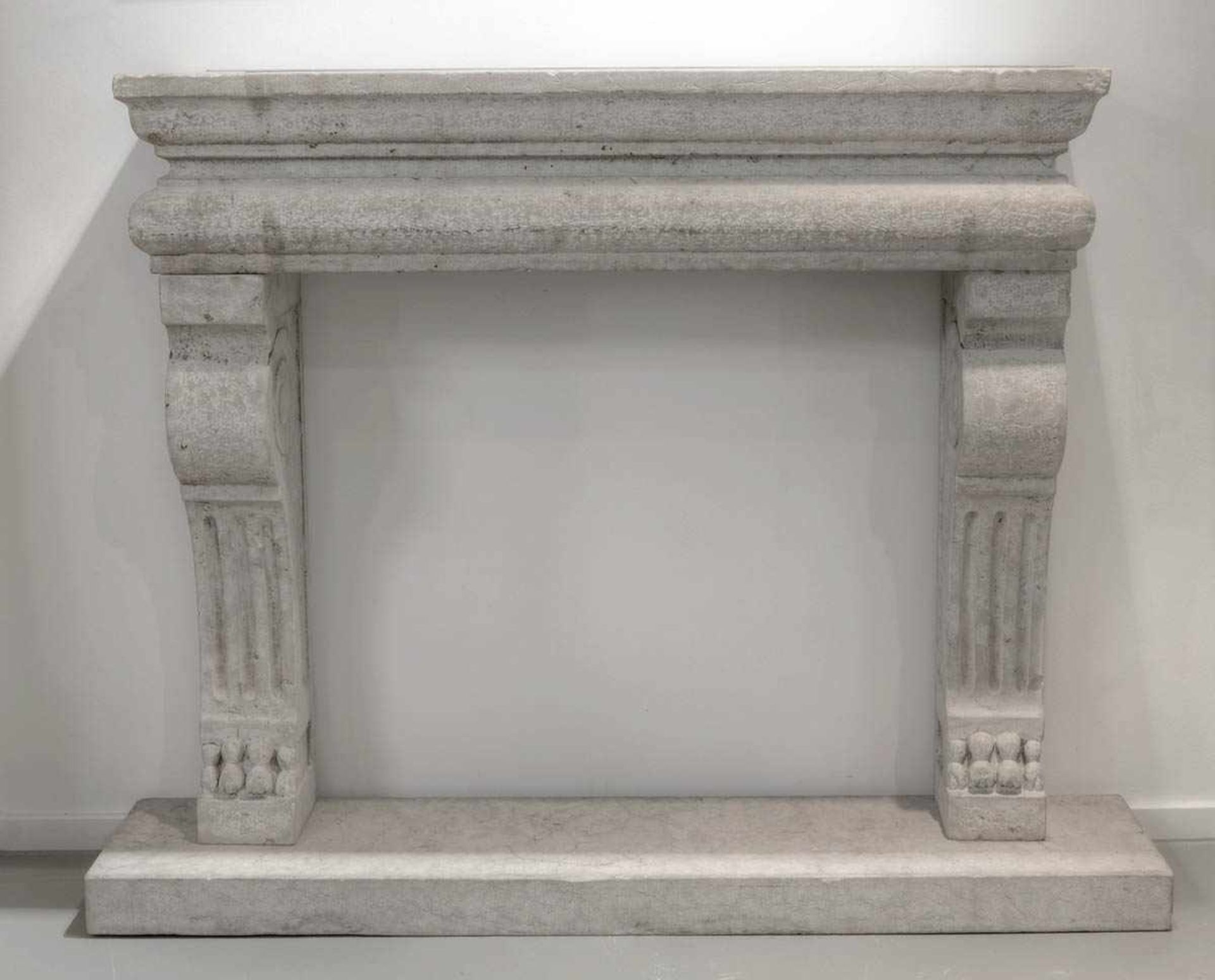 Kaminumrandung im Klassizismus-Stil Marmor. 125 x 160 x 30 cm. Best. Auf rechteckigem Sockel.