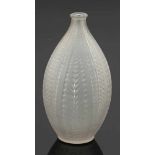 Vase Acacia R. Lalique, Wingen-sur-Moder um 1930. Farbloses Glas, formgepresst, außen mattiert.