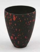 Vase Dunkelviolettes, fast schwarzes Glas mit roten, ungleichmäßigen Einschmelzungen. Mattierte