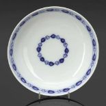 Runde Schale / Bowl Meissen 1774-1817. - Blaue Blätterkante mit Medaillon - Porzellan, weiß,