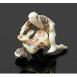 Netsuke Japan, um 1900. - Paar beim Liebesspiel - Elfenbein. 3,7 x 4,5 x 3,3 cm. Bez. Zweiteilige