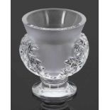 Vase mit Blättern Lalique, Wingen-sur-Moder. Farbloses Glas, formgepresst, z. T. mattiert. Unter dem