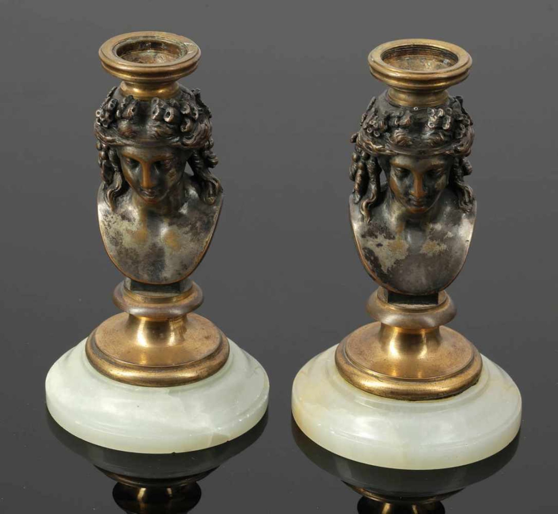 Leuchterpaar Pair of Candleholder 19. Jahrhundert. Messing. Versilbert. Marmorstand. H. 16,5 cm.