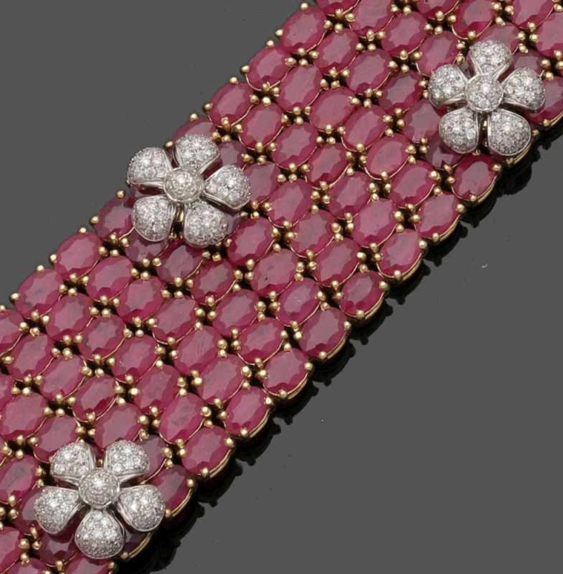 Dekoratives Rubin- und Brillantarmband A fancy ruby and diamond bracelet 375er GG, gestemp. 211