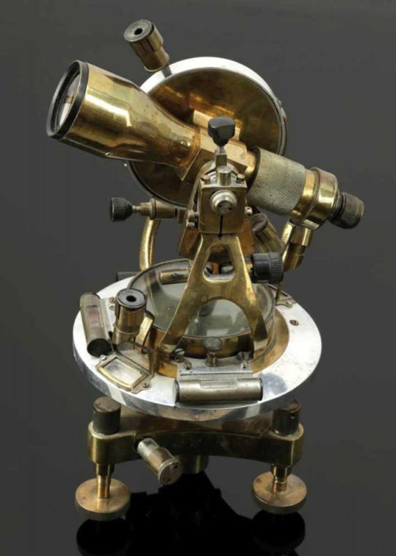 Theodolit Russland, um 1932. Messing. H. 34 cm. Bez.: Mockba. Modellnummer 5016. Vielfache - Bild 2 aus 2