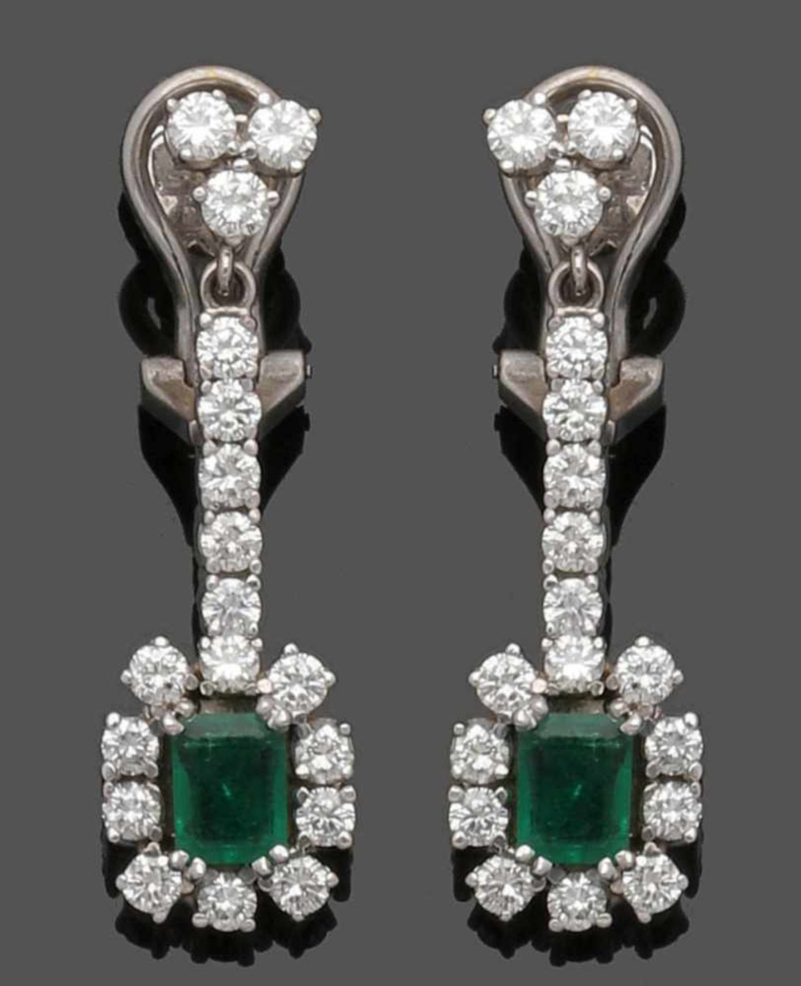 Paar Smaragd- und Brillantohrhänger A pair of emerald- and diamond earrings 750er WG, gestemp. 2