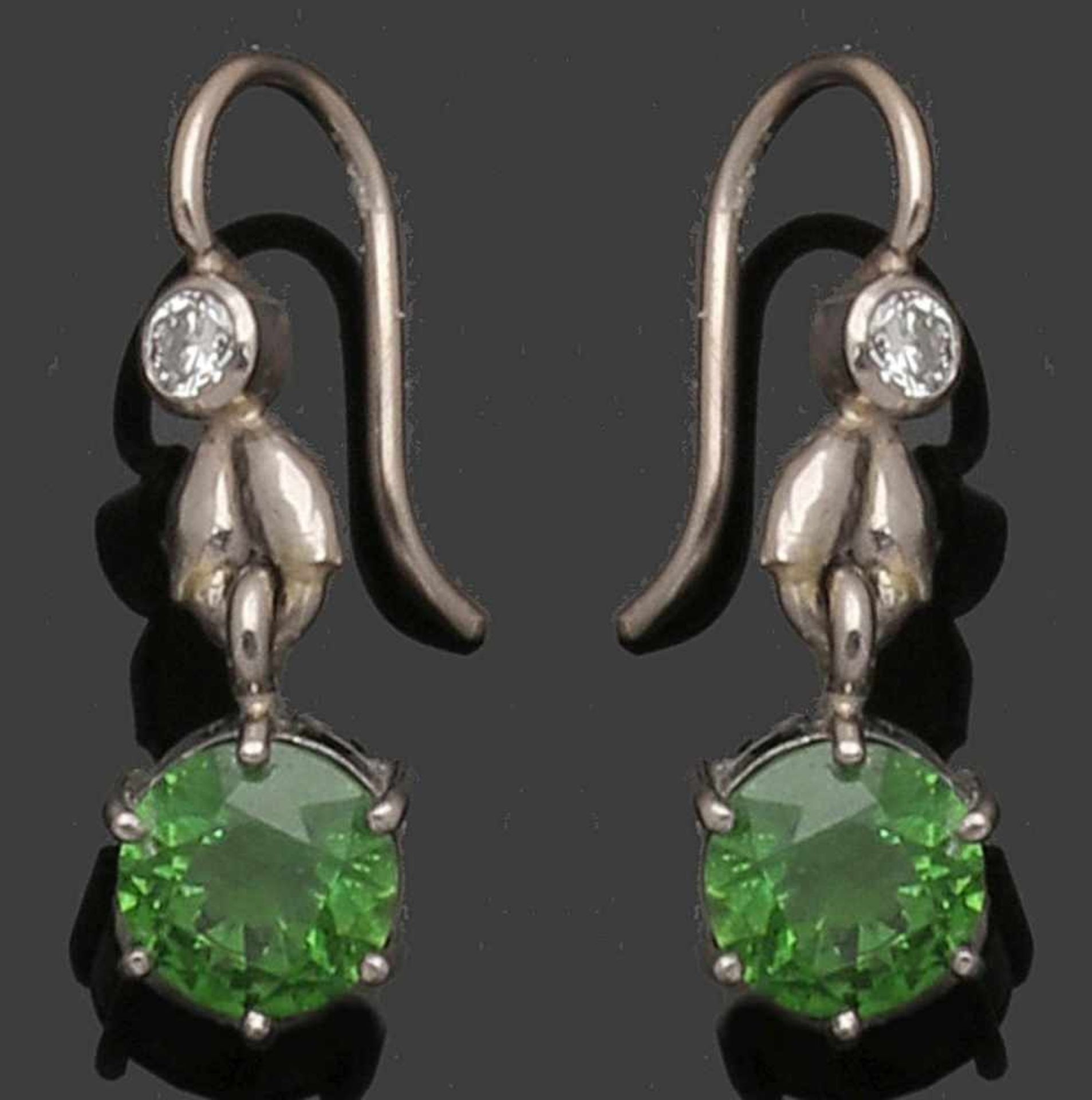 Paar Demantoid-Ohrringe A pair of demantoid earrings Wohl Fabergé, um 1920. 750er WG, ungestemp. 2