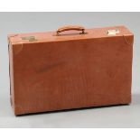 Koffer Suitcase Terner/England. Cognacfarbenes Leder. Messing. 42 x 67 x 16 cm. Innen bez. -