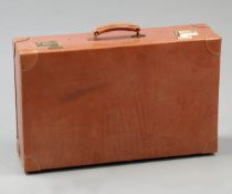 Koffer Suitcase Terner/England. Cognacfarbenes Leder. Messing. 42 x 67 x 16 cm. Innen bez. -