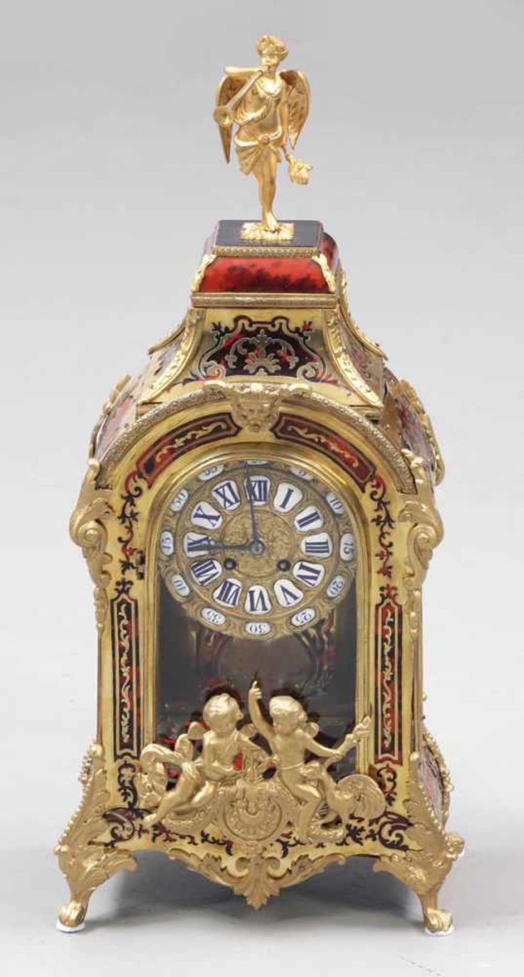 Boulle-Pendule Frankreich, 19. Jh. Messing. Schildpatt. 64 x 28 x 17 cm. Schlag auf Tonfeder.