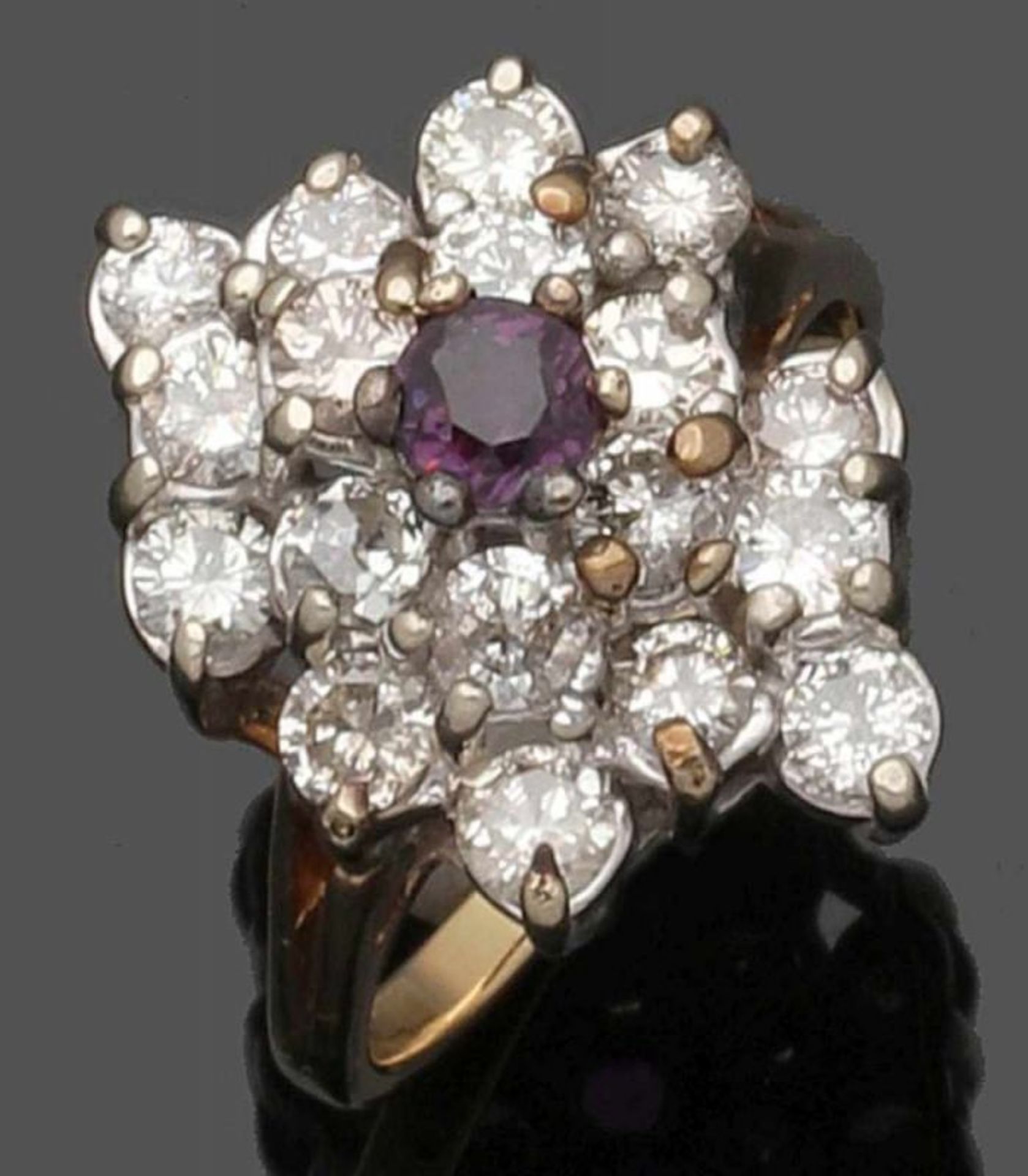 Damenring mit Brillanten und einem Rhodolith A Lady's diamond and rhodolite ring 750er GG und WG, - Bild 2 aus 2