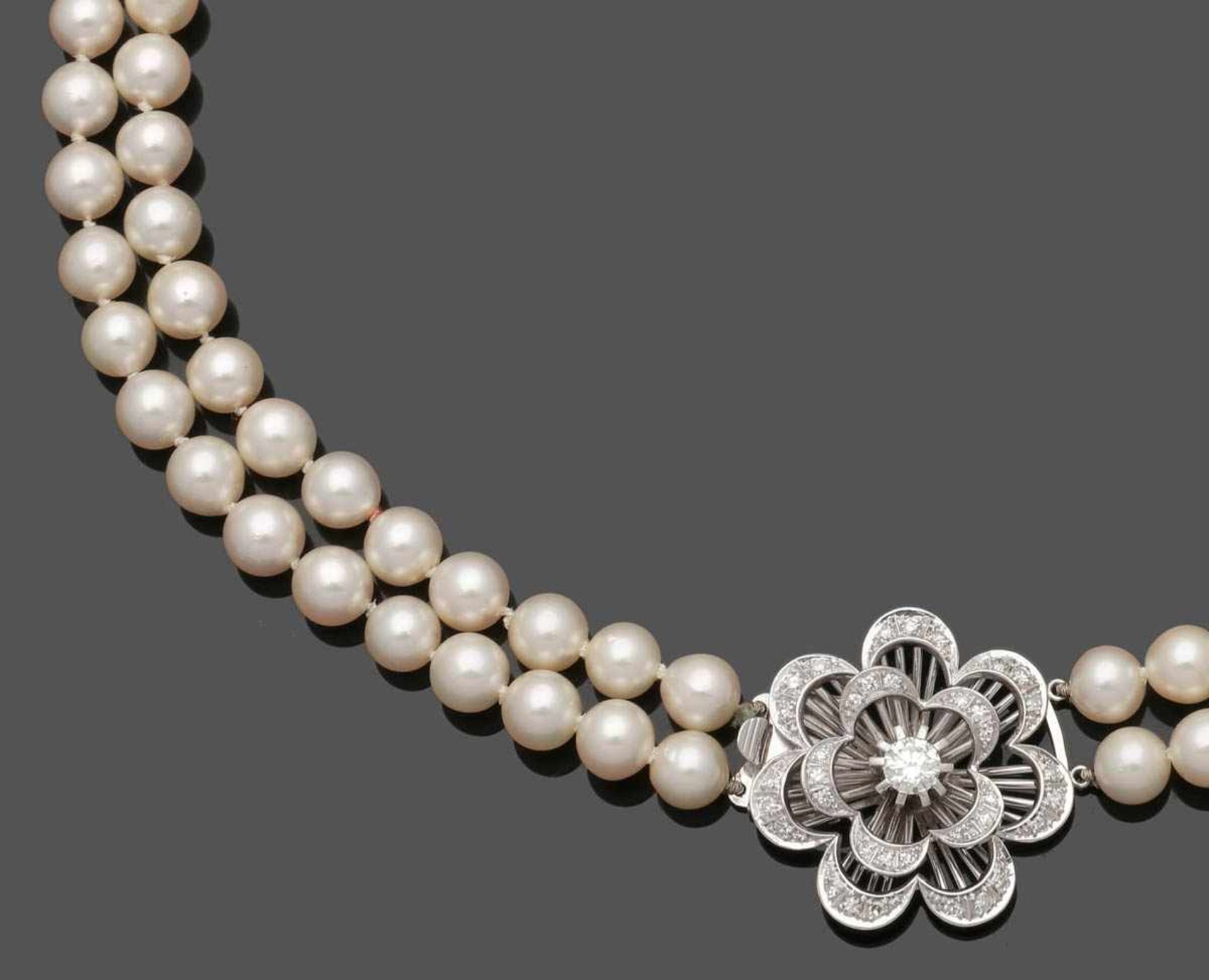 Doppelreihiges Perlencollier mit Brillantschließe A Lady's pearl necklace with a diamond clasp 585er