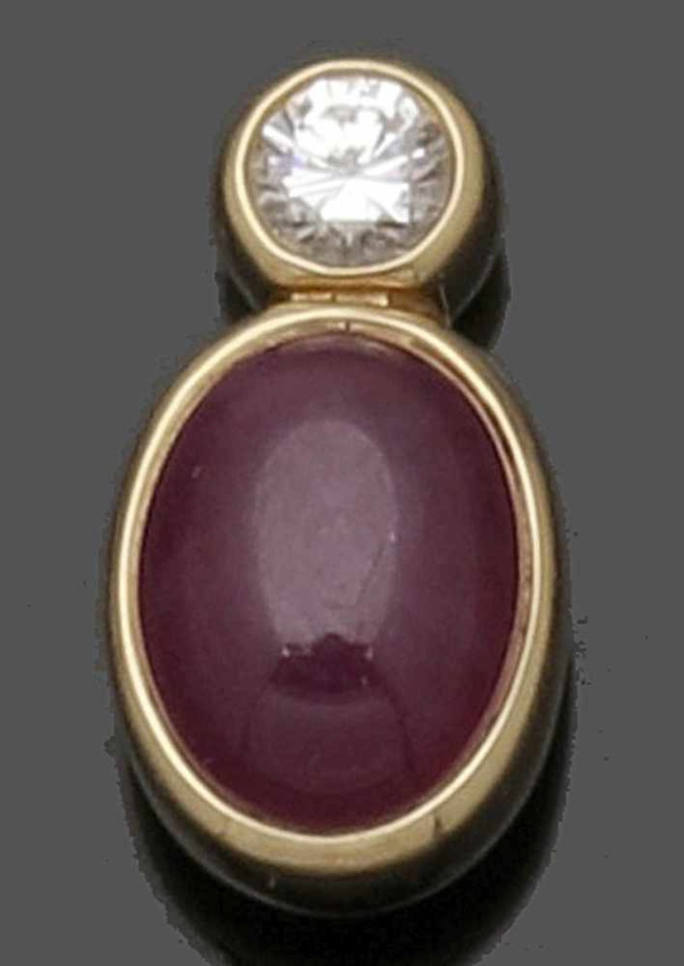 Pin mit einem Rubincabochon und Brillant A ruby and diamond pin 585er GG, gestemp. 1 ovaler