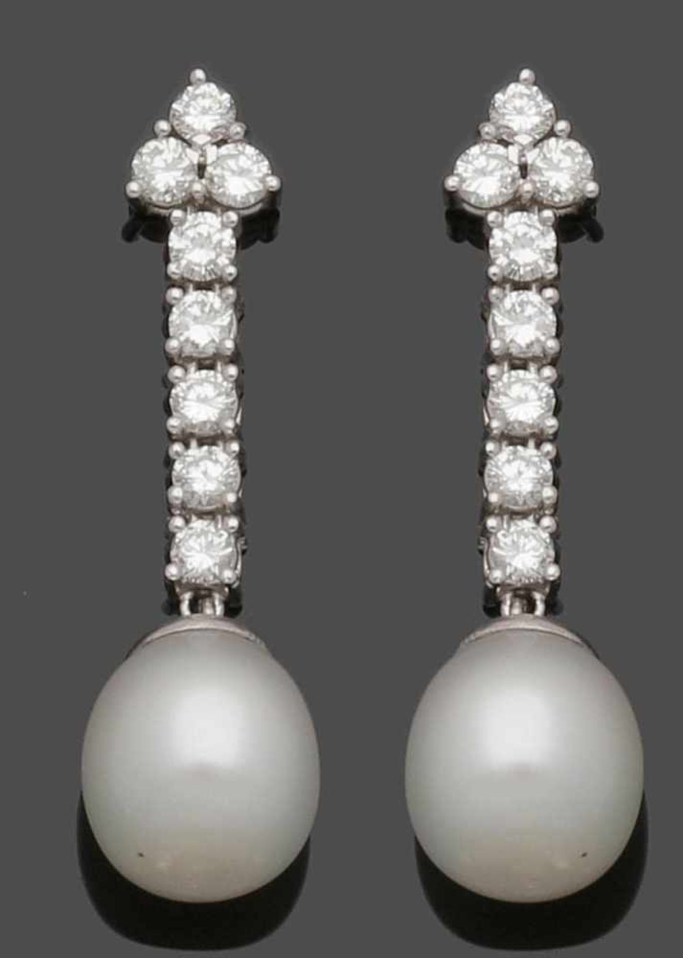 Paar elegante Perlohrhänger mit Brillanten A pair of pearl earrings with diamonds 750er WG,