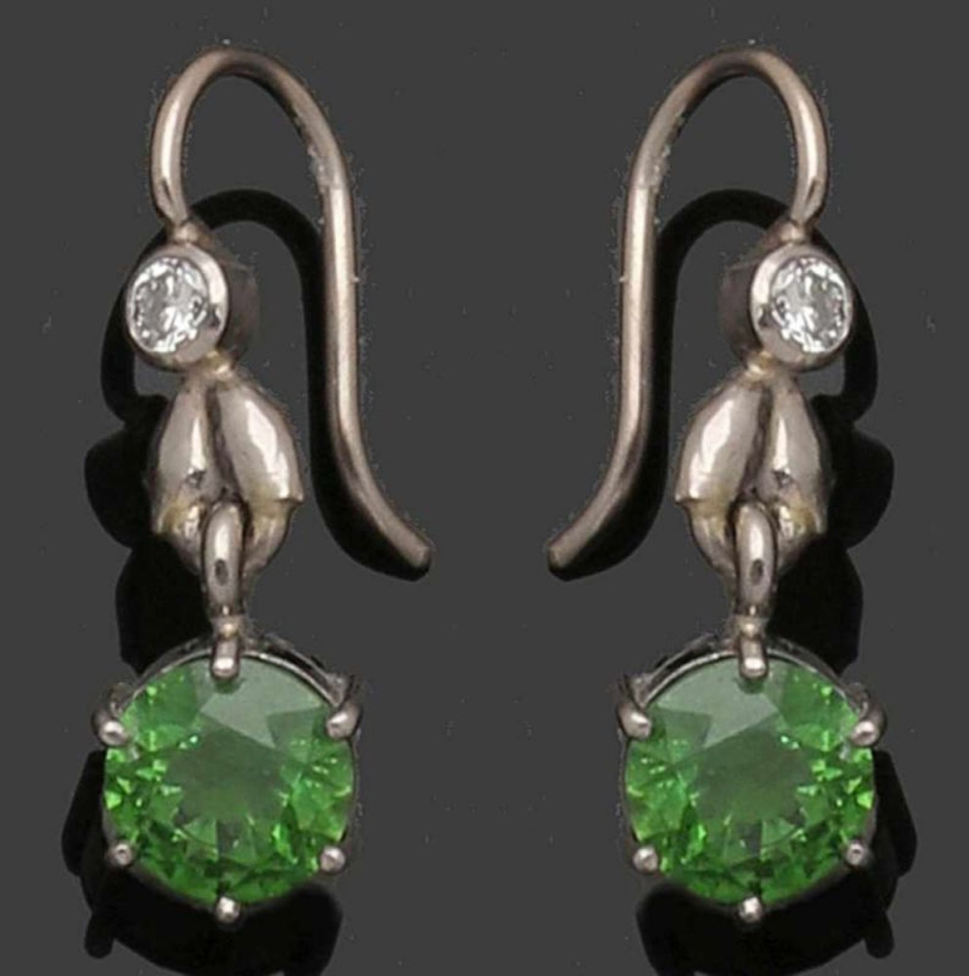 Paar Demantoid-Ohrringe A pair of demantoid earrings Wohl Fabergé, um 1920. 750er WG, ungestemp. 2 - Bild 2 aus 2