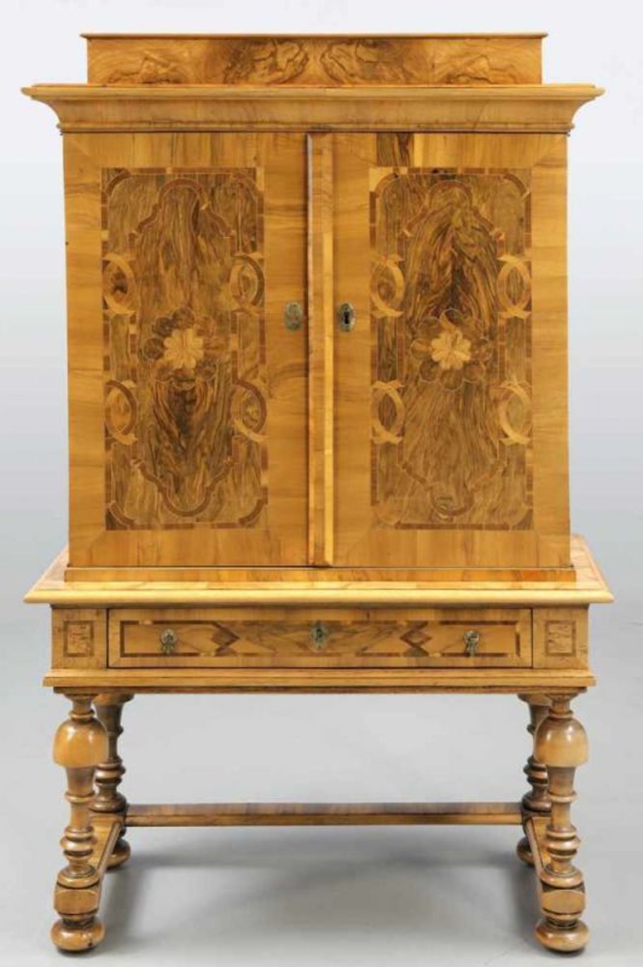 Barock-Aufsatzschrank Braunschweig, um 1760. Nussbaum. Obstholz. 188,5 x 117 x 53 cm. Rest. bed. Auf - Bild 2 aus 2