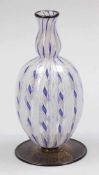 Vase Zanfirico Murano. Fuß: violettes Glas mit Goldpulvereinschmelzungen. Korpus: farbloses Glas.