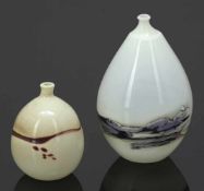2 Vasen Lubomir Hora, 1979 und 1980. Opakweißes, leicht beiges Glas mit roten bzw. polychromen