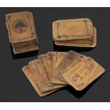 Holz Kartenspiel Wooden French Playing Cards Holz. Polychrom bemalt. 6,5 x 4,3 cm. Leinenbeutel.