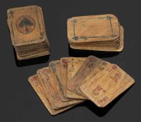 Holz Kartenspiel Wooden French Playing Cards Holz. Polychrom bemalt. 6,5 x 4,3 cm. Leinenbeutel.