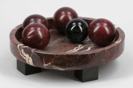 Flache Aufsatzschale Flat Marble Bowl Roter Marmor. H. 9 cm. D. 32 cm. Runde Schale auf drei