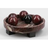 Flache Aufsatzschale Flat Marble Bowl Roter Marmor. H. 9 cm. D. 32 cm. Runde Schale auf drei