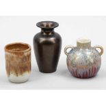 Bechervase, Vase, Doppelhenkelvase Keramik. Heller Scherben. Rotbraune Laufglasur H. 10,5 cm, D. 8