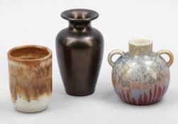 Bechervase, Vase, Doppelhenkelvase Keramik. Heller Scherben. Rotbraune Laufglasur H. 10,5 cm, D. 8