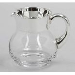 Wasserkrug / Water Jug Silber. Glas. H. 12 cm. Liter 0,50. Der Glaskorpus ist mit einer