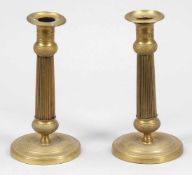 Paar Kerzenleuchter Pair of Candleholder 19. Jahrhundert. Messing. H. 21,5 cm. Kannelierter