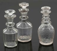 3 unterschiedliche Karaffen Um 1880. Farbloses Glas, facettiert. Ausgeschliffener Abriss. H. 18,5 cm