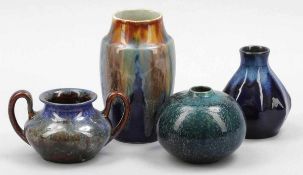 1 Henkelvase und 3 Vasen Keramik, heller Scherben. Laufglasuren in blau-braun, beige-blau, grün-blau
