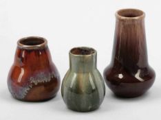 3 Vasen mit Laufglasur Vermutlich Bürgel. Keramik, heller bzw. rötlicher Scherben. Laufglasur in