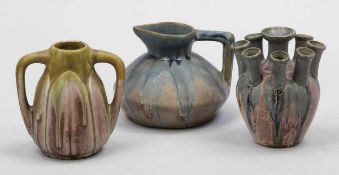 1 Doppelhenkel, 1 Henkelvase und 1 Vase mit 9 Öffnungen Keramik, heller Scherben. Laufglasur in