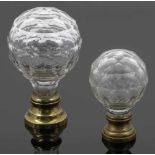 2 unterschiedliche Glaskugel mit Messingfassung als Knauf für Gardinenstange Um 1900. Farblosem