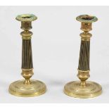 Paar Empire Kerzenleuchter Pair of Empire Candlesticks Bronze. Gewichtet. H. 17 cm. Kannelierter