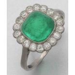 Smaragdring Um 1900 Platin, ungestemp. 1 Smaragd im Cabochon-Schliff ca. 2,5 - 3 ct. 18 Diamanten im