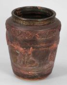 Vase China, 18. Jahrhundert. Ton. Rot und Gold bemalt. H. 23 cm. Umlaufender, reliefierter Dekor mit