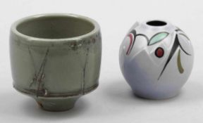 1 Schale und 1 Vase Keramik, grauer Scherben. Grüne Glasur mit braunen Flecken. Eingeritzte Marke.
