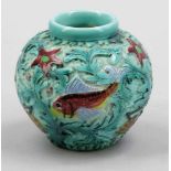 Vase mit Fischen, Seesternen und Muscheln im Relief Keramik, heller Scherben. Türkisfarbener Fond.