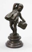 Künstler des 20. Jahrhunderts - Mädchen mit Tasche - Bronze. Braun patiniert. H. 24 cm. Auf dem