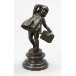 Künstler des 20. Jahrhunderts - Mädchen mit Tasche - Bronze. Braun patiniert. H. 24 cm. Auf dem