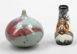 Enghalsvase und Vase mit Blumenkranz Keramik, grauer Scherben. Glasur in rot-grün. Craquele. Unter