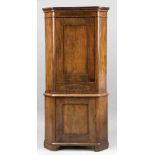 Biedermeier-Eckschrank / Cabinet Norddeutschland, um 1820. Mahagoni. Obstholz. 215 x 97 x 62 cm. Auf