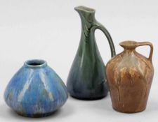 1 Vase und 2 Henkelvasen Denert et Balichon (Denbac), Vierzon um 1910 u. a. Keramik. Heller