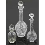 3 unterschiedliche Karaffen Farbloses Glas, geschliffen. H. 13,5 cm, 27 cm, 21 cm. - Zustand: 2