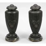 Paar Urnenvasen Pair of Urn-Vases Um 1900. Bronze. Marmorplinthe. H. 30 cm. Wandung und Deckel mit